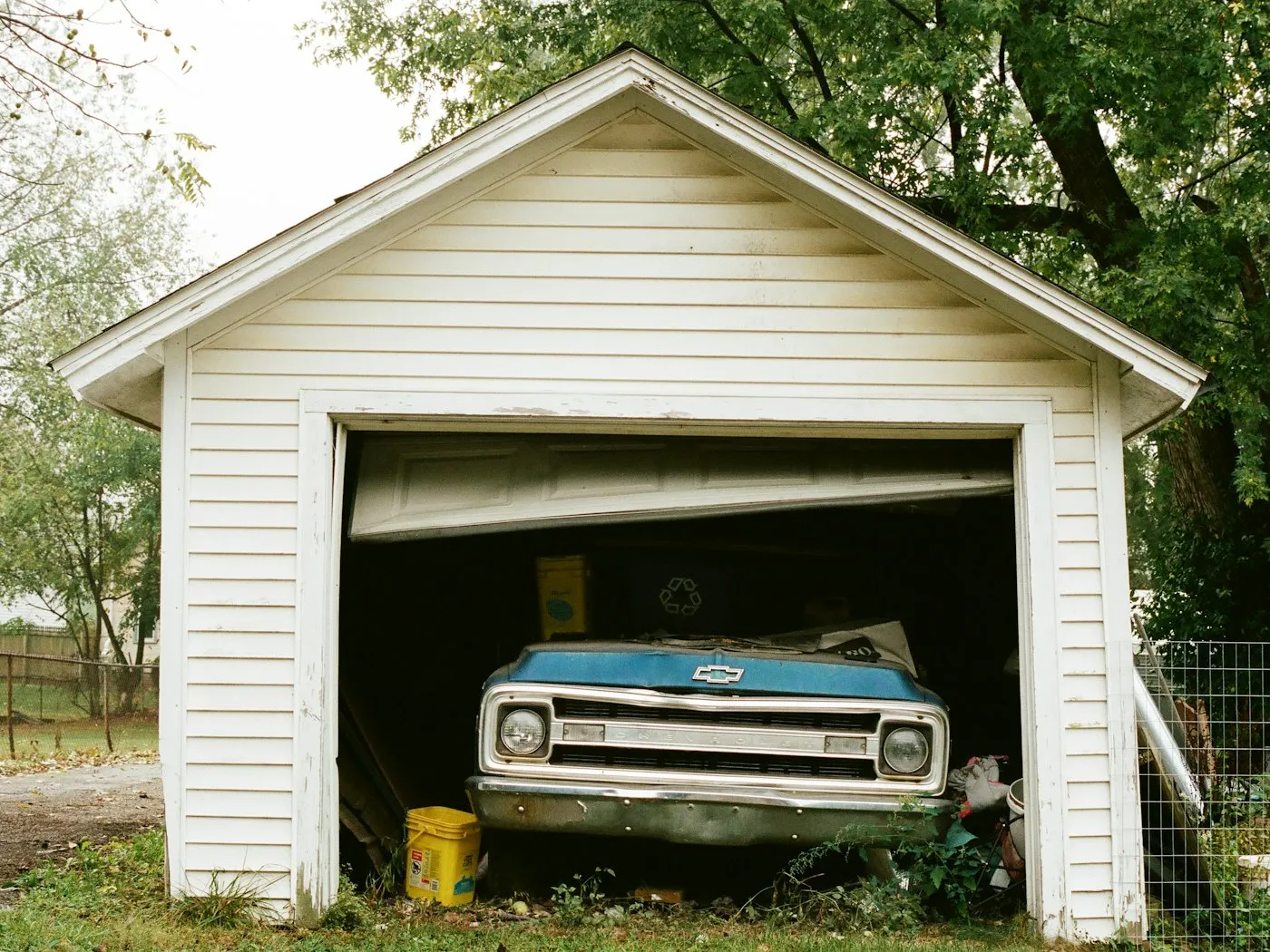 A well-kept residential garage in Central Florida